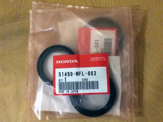 Комплект сальник + пыльник Honda CBR 51490-MFL-003