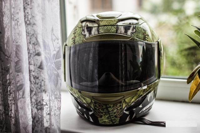 Мотоциклетный шлем Icon airmada Future suture S