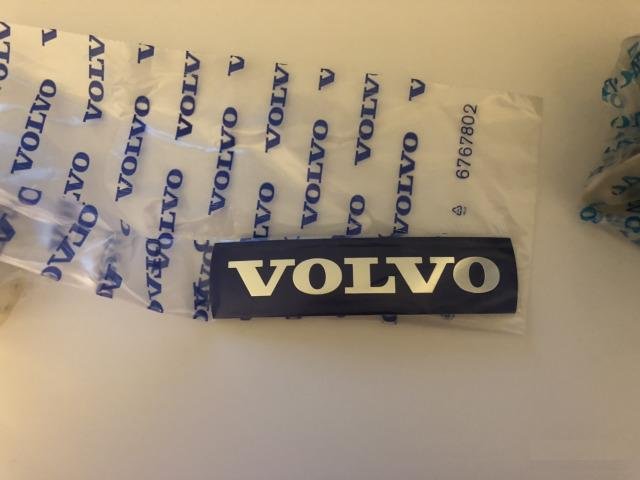 Эмблема и карманы на Volvo S60