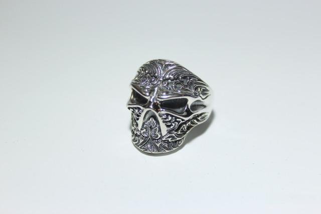 Серебряное кольцо перстеньв виде маски черепа