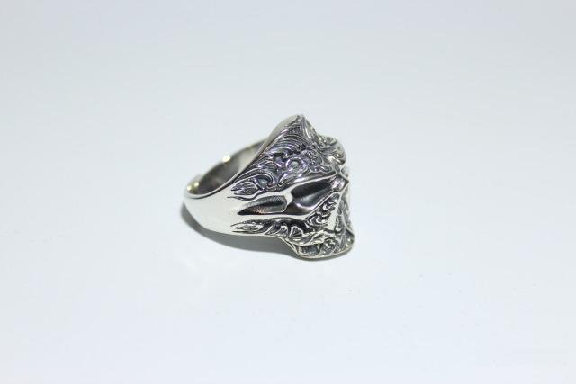 Серебряное кольцо перстеньв виде маски черепа