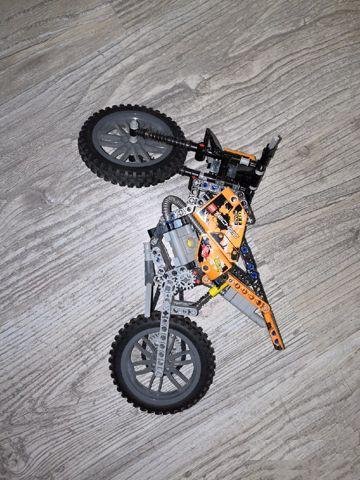 Lego Technic кроссовый мотоцикл